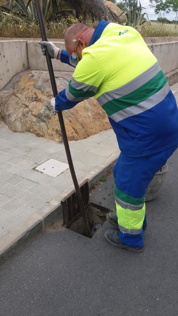 Trabajador de Aqualia limpiando imbornal